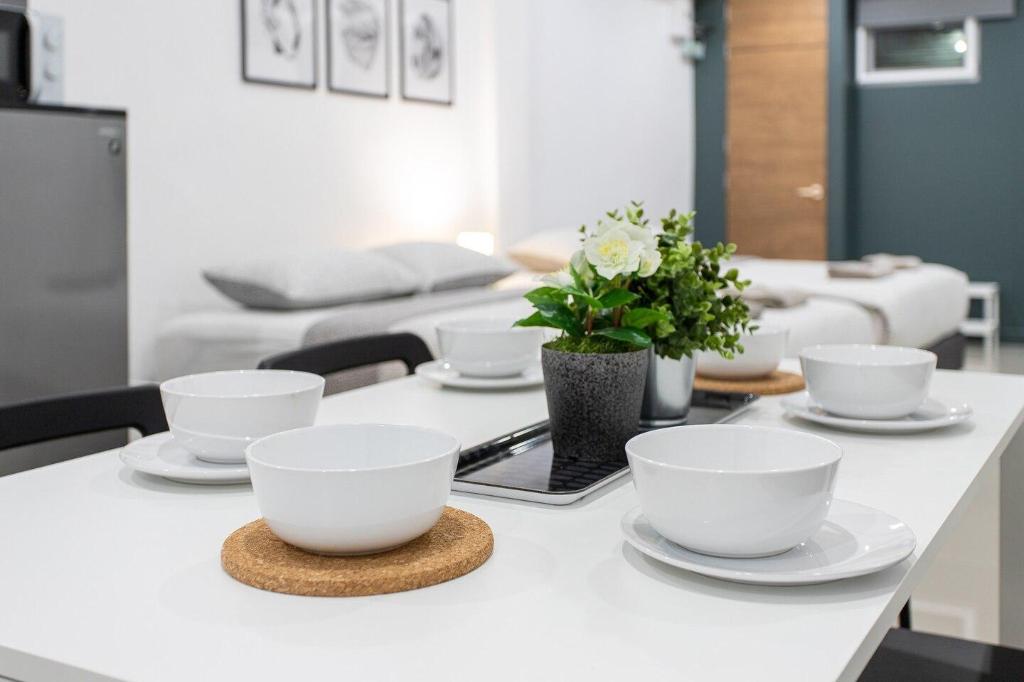 P1 Silom Pan large room full kitchen WIFI 4 6pax