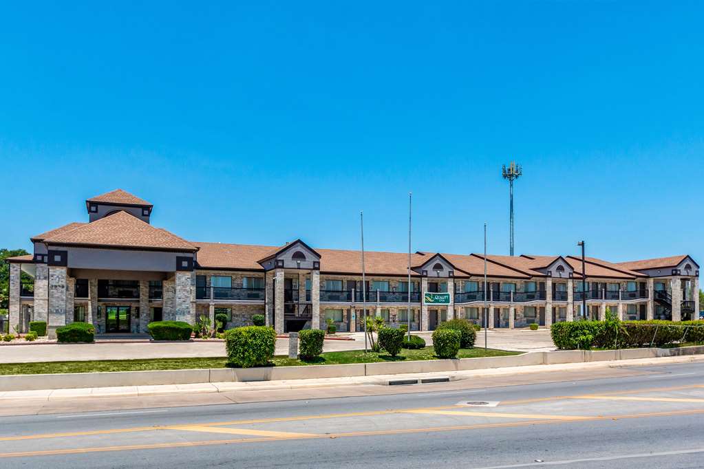 Quality Inn I 10 East near Frost Bank Center - photo 5
