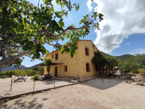 Casas Amarillas. Finca el Campillo - carbon neutral hotel in Blanca