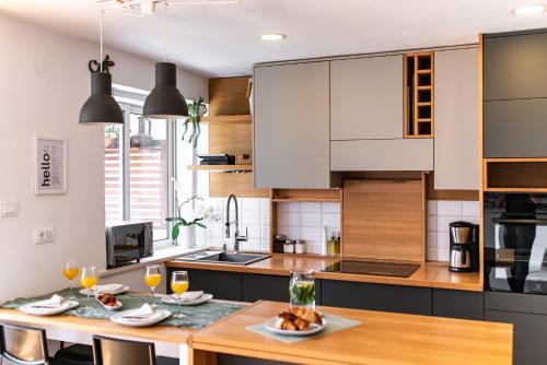 The Base Bright 2BR Near Old Town Walk to Beach