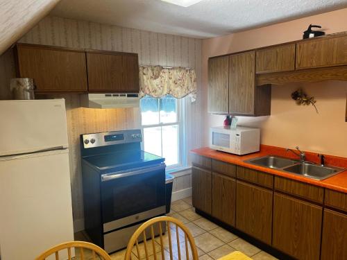 Claddagh Motel & Suites - photo 89