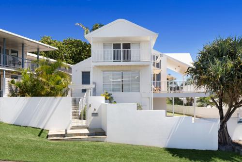 The White House Spectacular Ocean Views WiFi Central Coolum — 4-Star Luxury Hotel in Coolum Beach, Australia