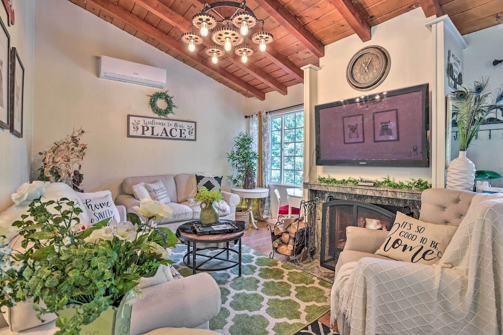 1 Mi to Lake Gregory Boho Crestline Cabin — 4-Star Luxury Hotel in Crestline, United States