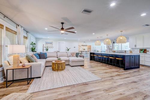NEW Cortez Cabana Canal front home with heated pool & boat dock — 4-Star Luxury Hotel in Bradenton, United States