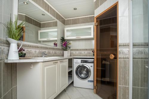 Dream Stay Historical 3 Bedroom Apartment with Sauna
