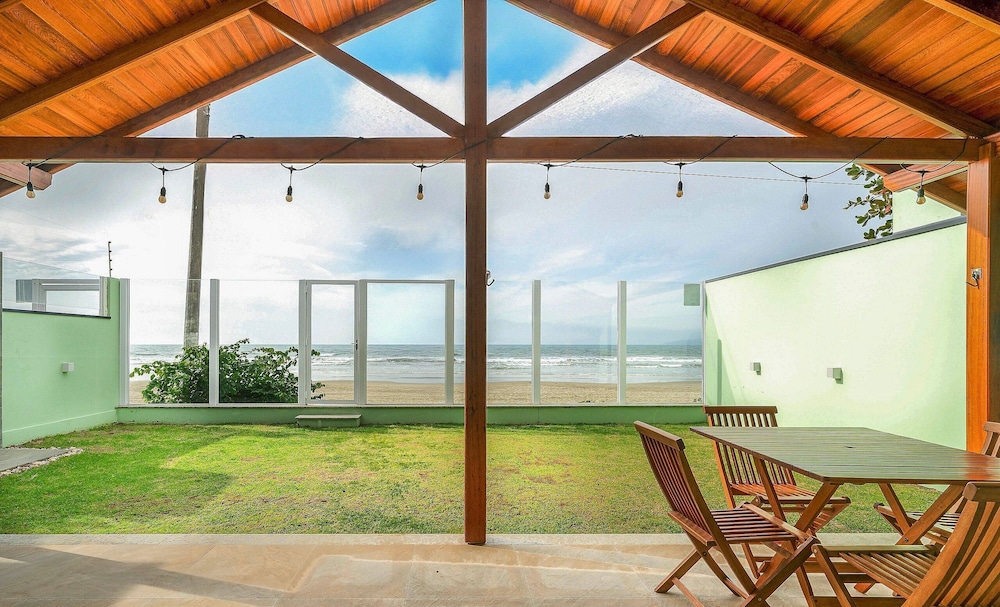 Casa na beira da praia do Perequê SC AAF378