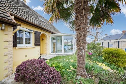 Frontenac Véranda et jardin clos in Courseulles-Sur-Mer, France