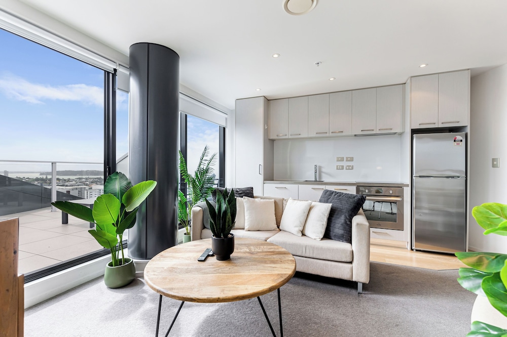 High Floor 2BR Apt Sky Tower view AC Pool Gym QR181 — 4-Star Luxury Hotel in Auckland, New Zealand