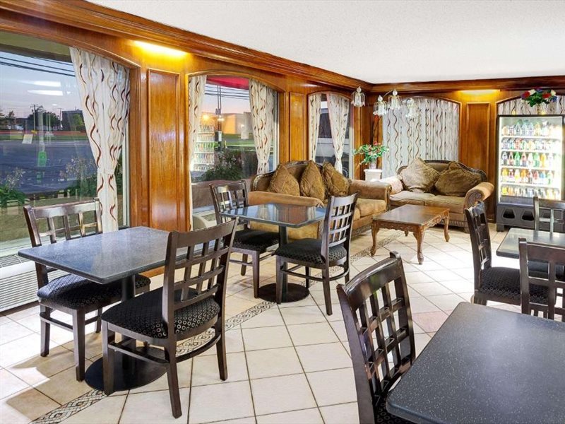 Days Inn by Wyndham Elk Grove Village O'Hare Airport West - photo 9