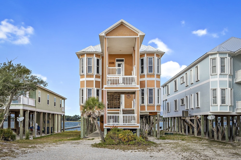 Krusty Crab — 4-Star Luxury Hotel in Gulf Shores, United States