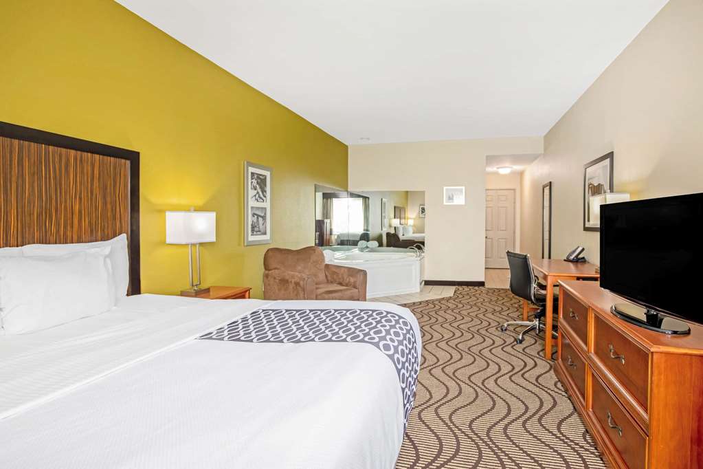 La Quinta Inn & Suites by Wyndham Corpus Christi Northwest - photo 40