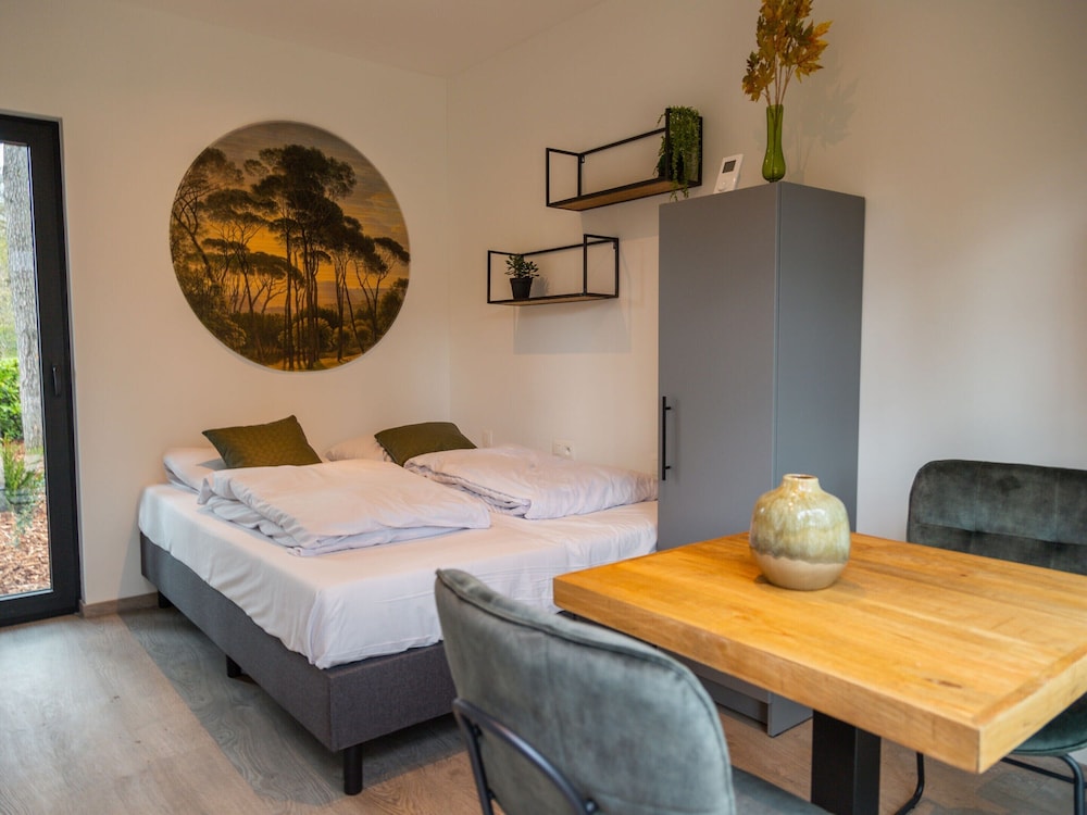 Nice Studio With Kitchenette 16 km From Maastricht — hotel in Zutendaal