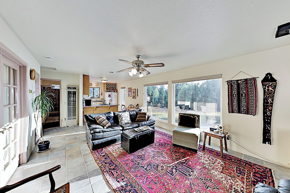 Mtn View Retreat with Hot Tub and Deck in Sebastopol — 4-Star Luxury Hotel in Occidental, United States