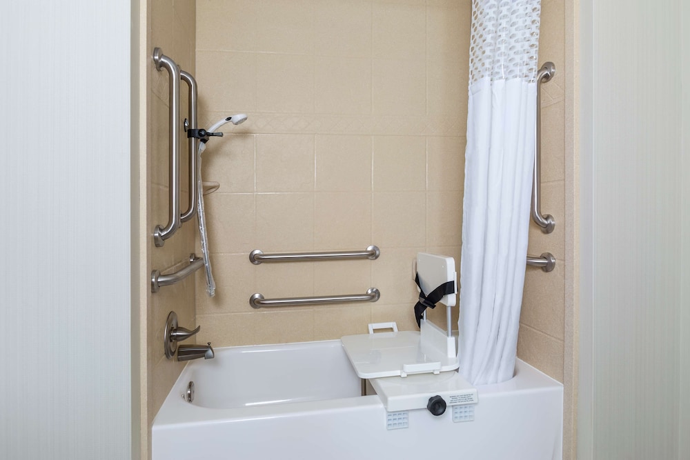 Hampton Inn & Suites Philadelphia Montgomeryville - photo 13