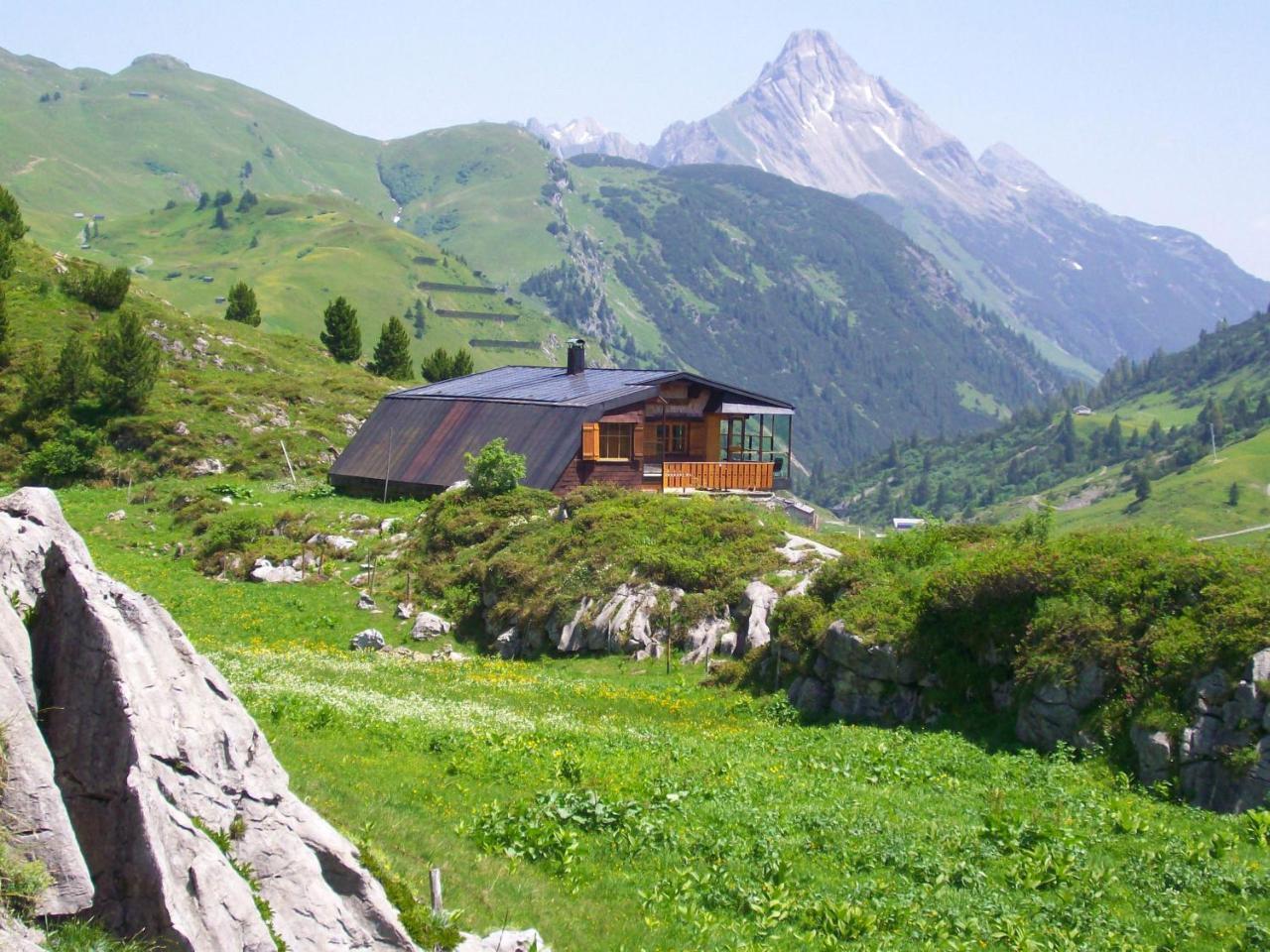 Pfefferkornhütte - carbon neutral hotel in Warth