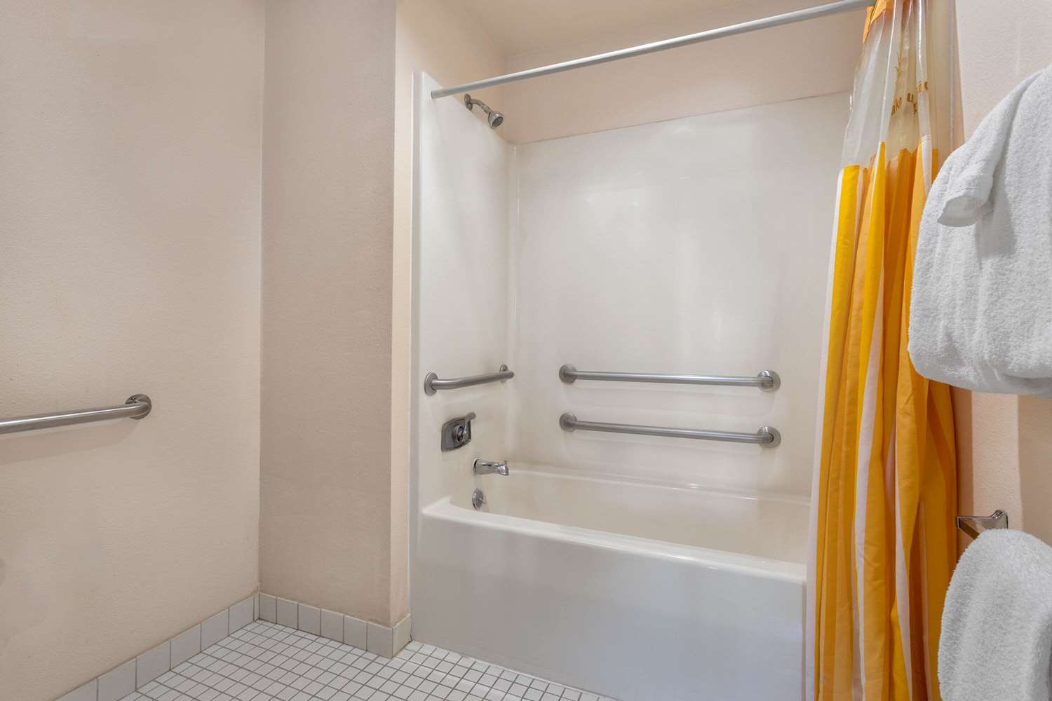 Norwood Inn & Suites Indianapolis East Post Drive - photo 42