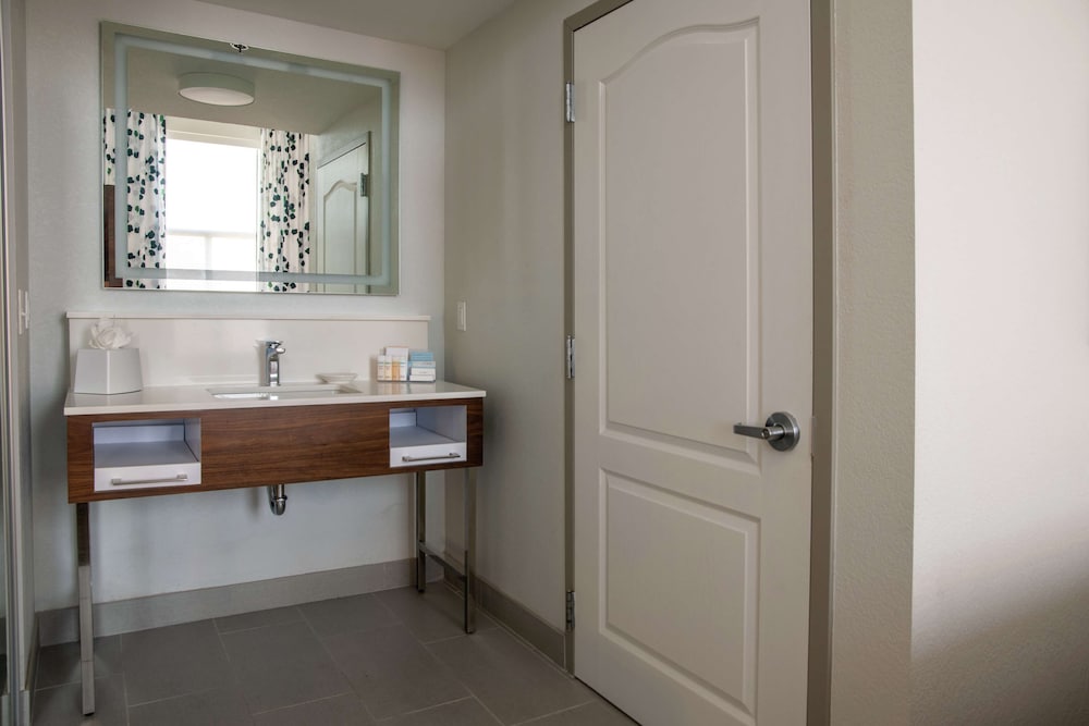 Hampton Inn & Suites Los Angeles Sherman Oaks - photo 39