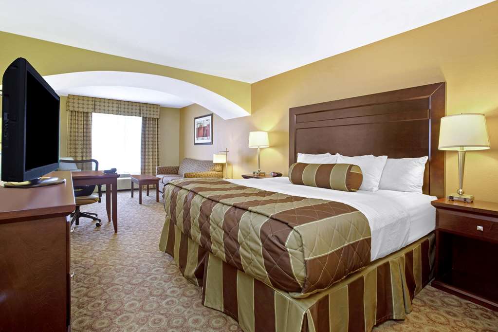 La Quinta Inn & Suites by Wyndham Dickinson - photo 27