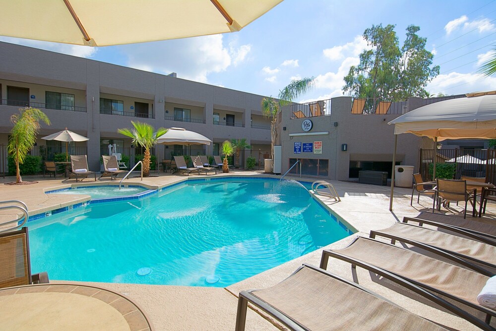 Tempe Phoenix Airport InnSuites at the Mall Hotel — hotel in Tempe