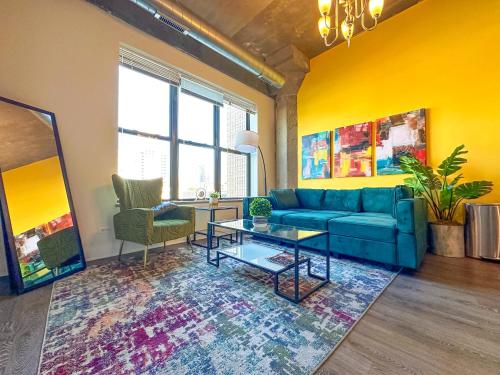 Spacious 2BR South Loop Suite with Skyline View Optional Parking and Gym Access Close to McCormick Place Grant Park Museum Campus & CTA Lines — 4-Star Luxury Hotel in Chicago, United States