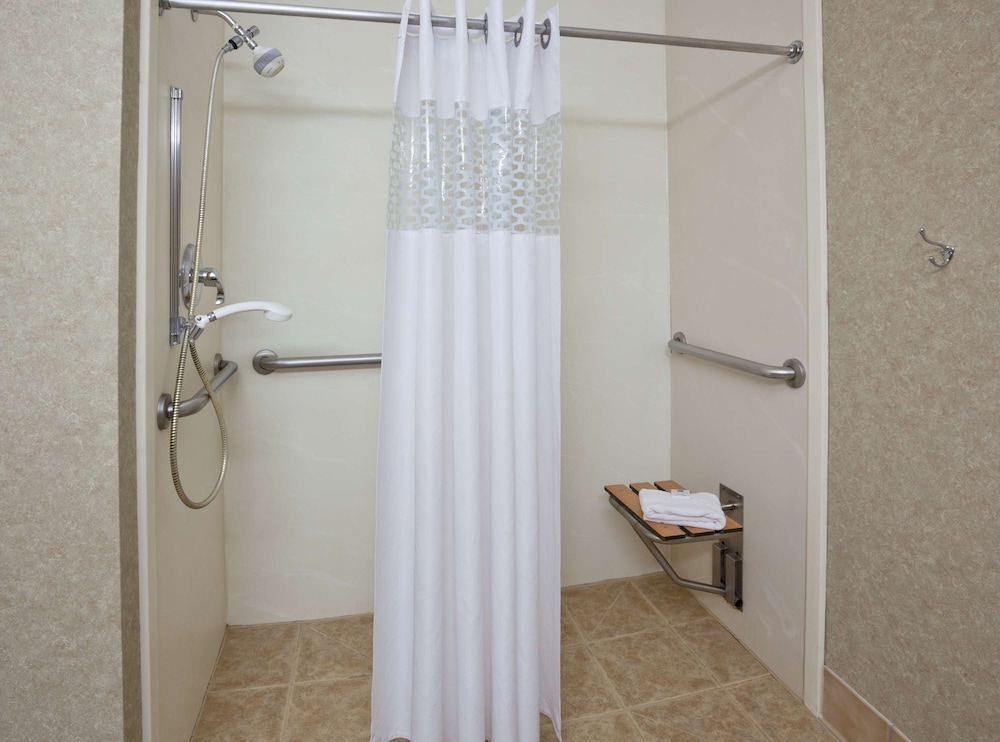 Hampton Inn Mitchell - photo 15