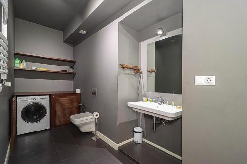 Mtatsminda Cozy Apt: Central & Comfy By Wehost