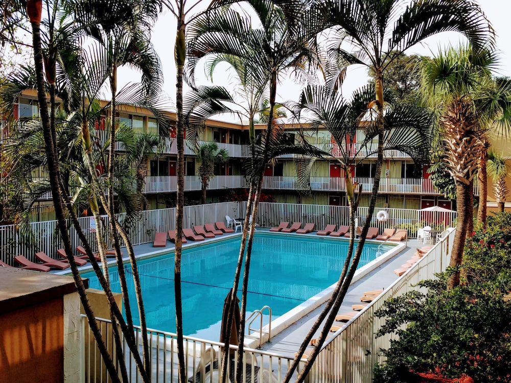 Red Carpet Inn Airport and Cruise Port Hotel Fort Lauderdale - photo 23
