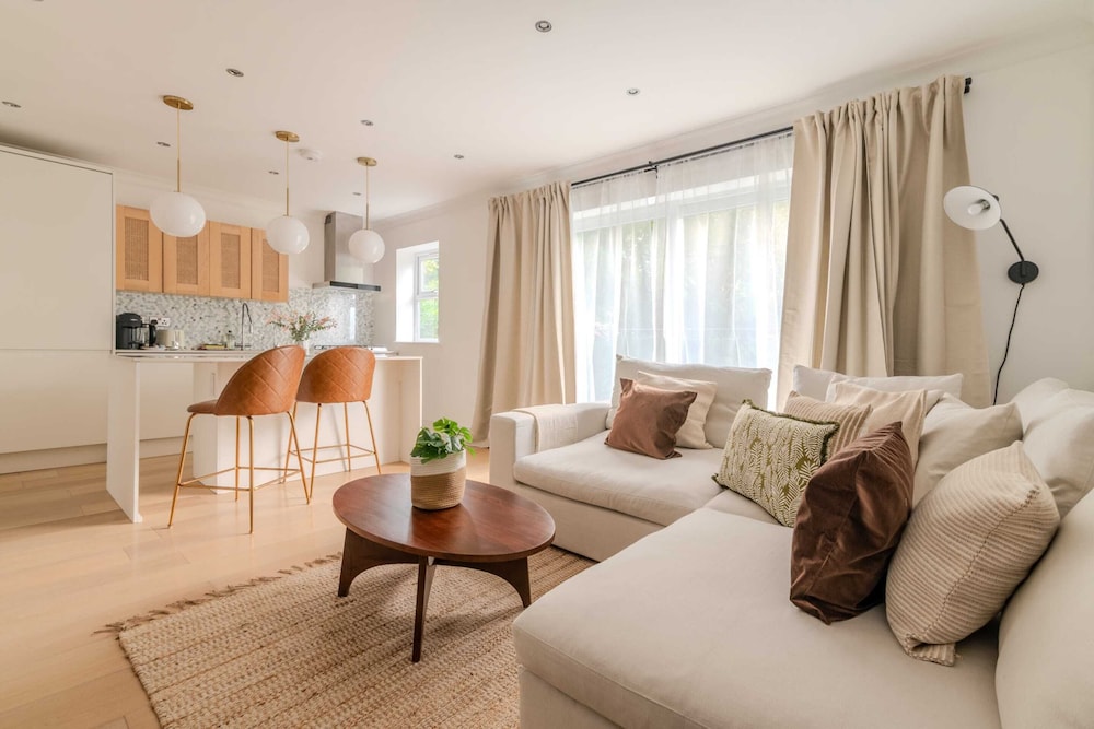 Beautiful 2 Bed 2 Bath Abode In Dulwich — 4-Star Luxury Hotel in London, United Kingdom