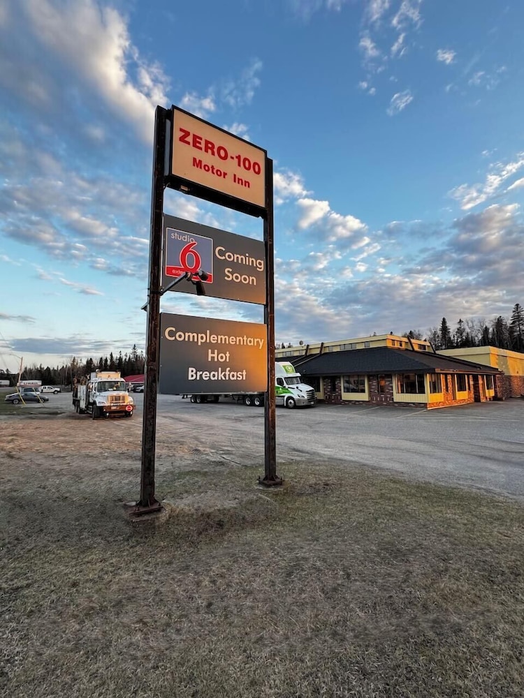 Zero 100 Motor Inn in Marathon, Canada