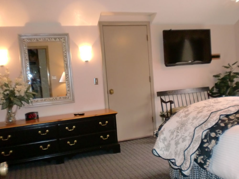The North Shore Inn - photo 17