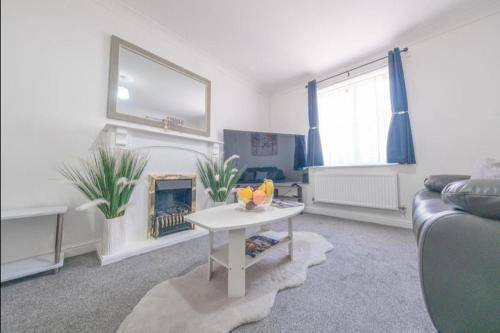 Sleeps 5 Private Garden Free Parking — hotel in Corby