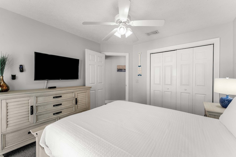 Palm Breeze Retreat Sleeps 10 - photo 2