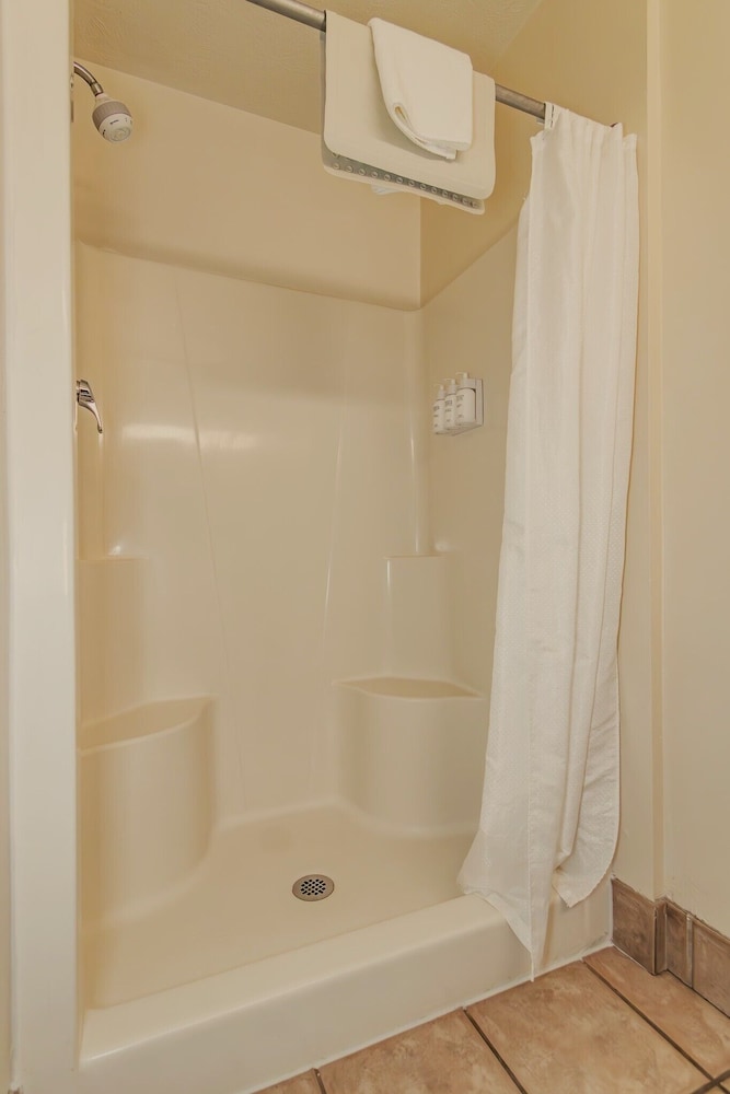 Americas Best Value Inn Austinburg - photo 27