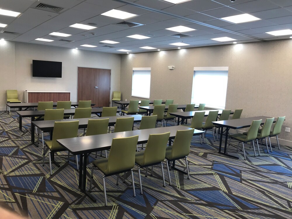Holiday Inn Express & Suites Hannibal Medical Center by IHG - photo 31
