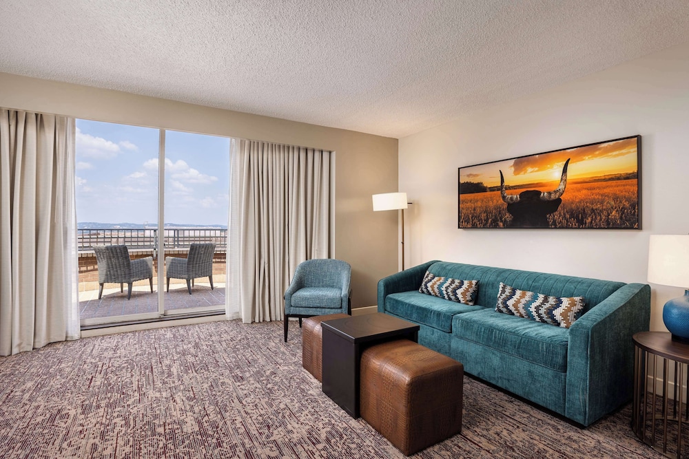 DoubleTree Suites by Hilton Austin Downtown Capitol - photo 16