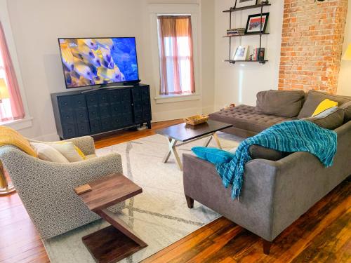 East Nashville upstairs apartment one queen BR 2 twin BR 1bath in Five Points close to downtown — 4-Star Luxury Hotel in Nashville, United States