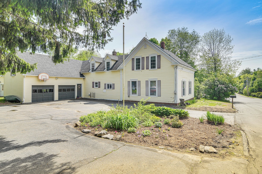 Great For Groups Spacious Wilton Getaway With Deck 20753066 — Wilton