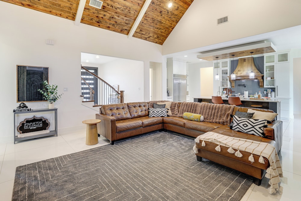 Luxe Retreat w Patio & Fenced Yard in Waxahachie in Waxahachie, United States