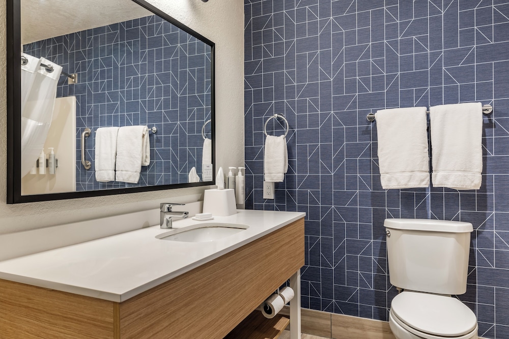 Spark by Hilton La Crosse Onalaska - photo 18
