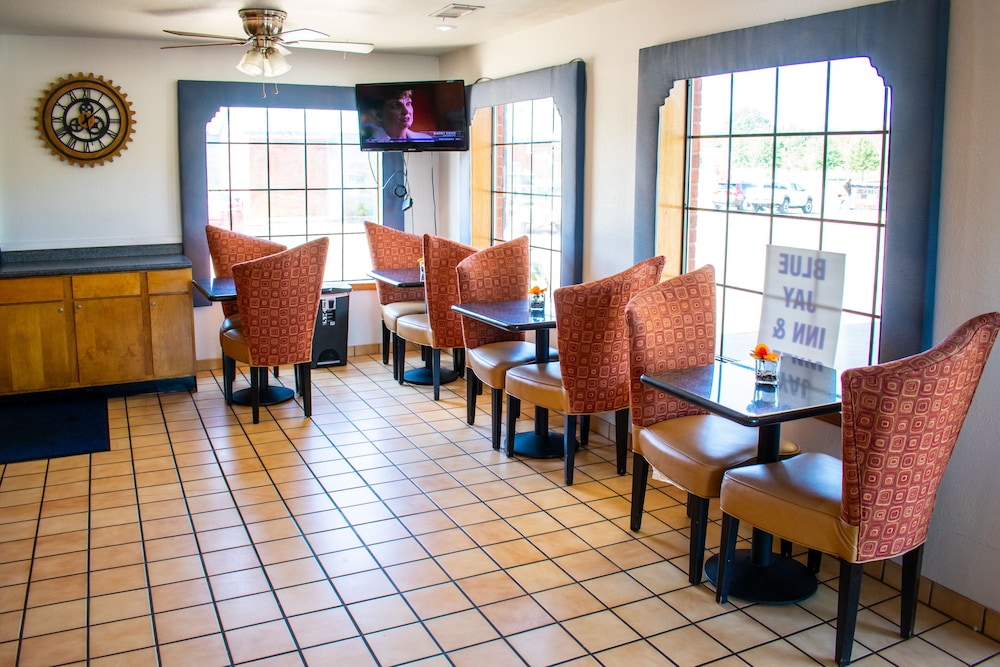 Blue Jay Inn and Suites - photo 6