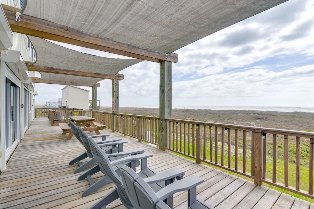 Boardwalk to Beach Ocean View Surfside Home — 4-Star Luxury Hotel in Surfside Beach, United States