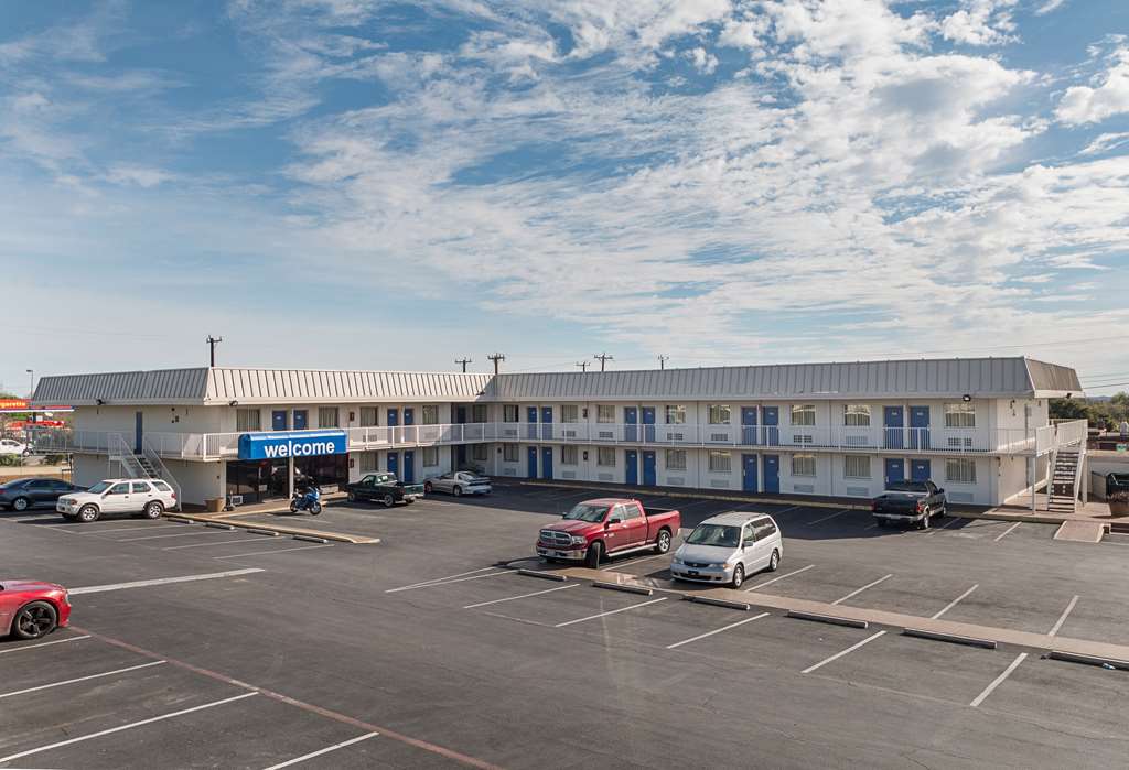 Econo Lodge Central - photo 4