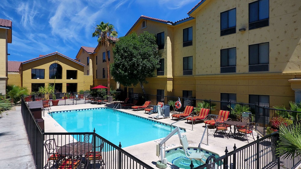 Hampton Inn & Suites Tucson Mall - photo 22