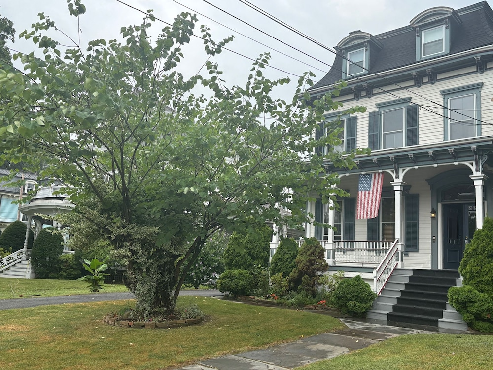 2Br Private Victorian Apartment in City location on half acre Sleeps 5 — 4-Star Luxury Hotel in Poughkeepsie, United States