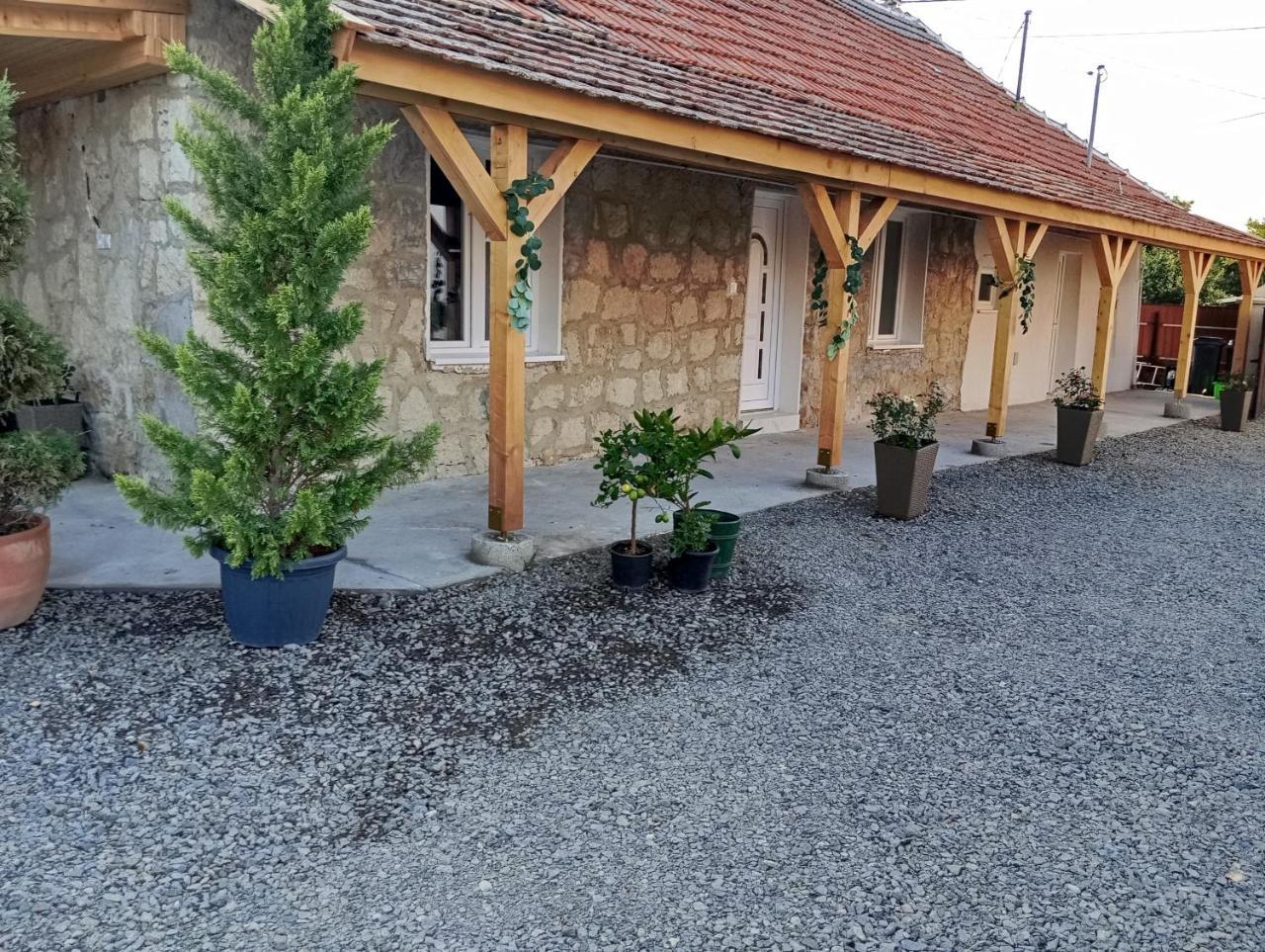 Stone Vendégház Tisza tó — 4-Star Luxury Hotel in Poroszlo, Hungary