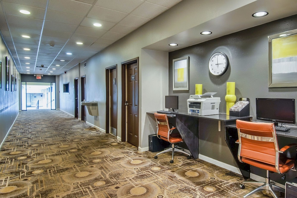 Days Inn & Suites by Wyndham Johnson City - photo 20