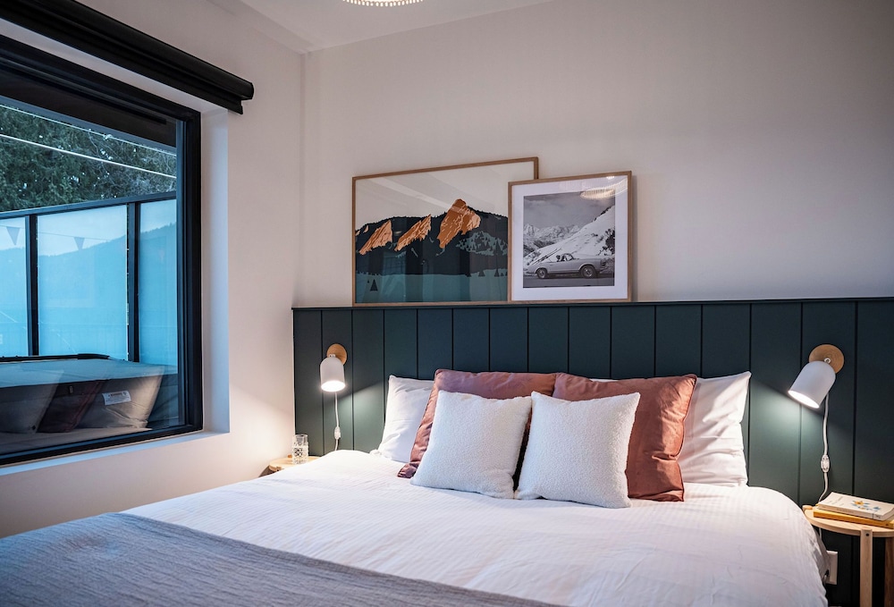 The Céilí Cottage — 4-Star Luxury Hotel in Revelstoke, Canada