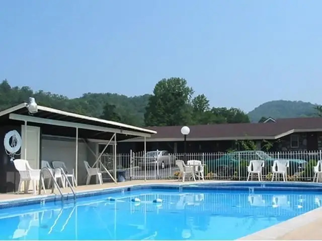 E Z Inn & Suites - photo 12