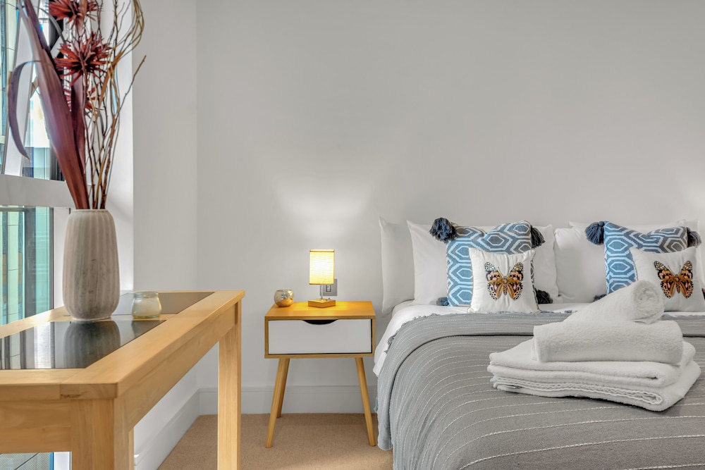 Modern 01 & 02 Bed Apartment in Canary Wharf — 4-Star Luxury Hotel in London, United Kingdom