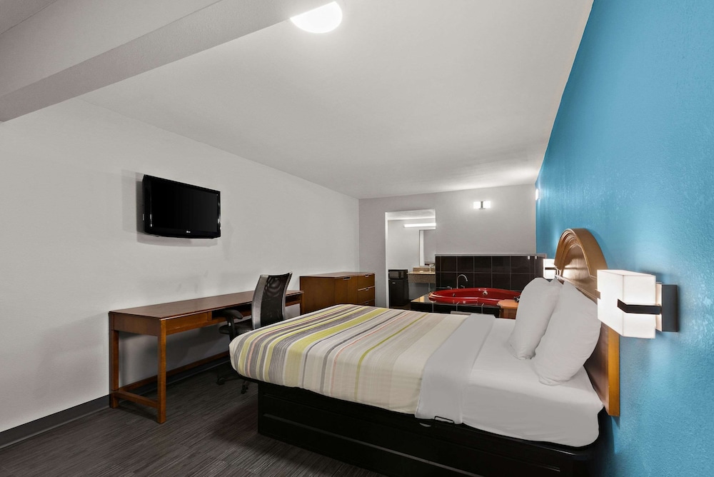 Econo Lodge Commerce - photo 27